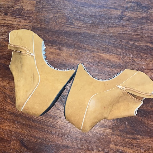 Brown closed toed wedge heel with spikes - Picture 2 of 6